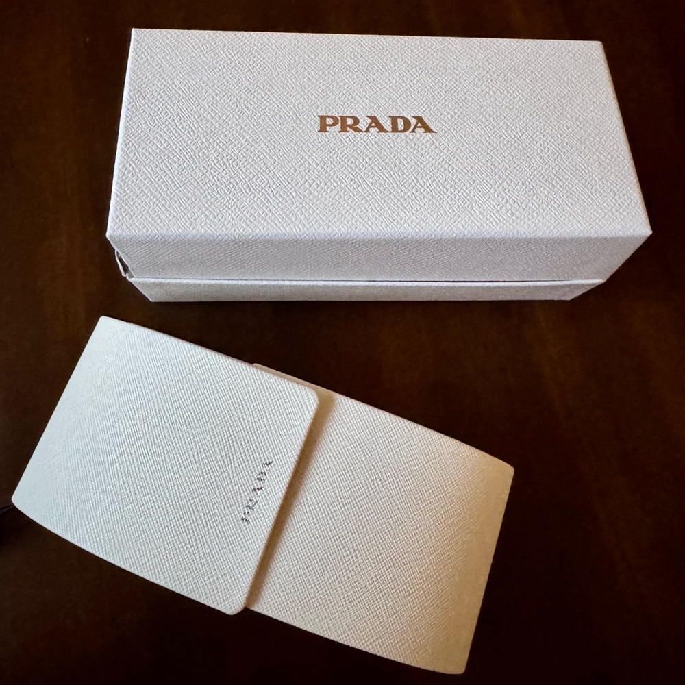 Prada Elegant Black Sunglasses - Picture 4 of 7